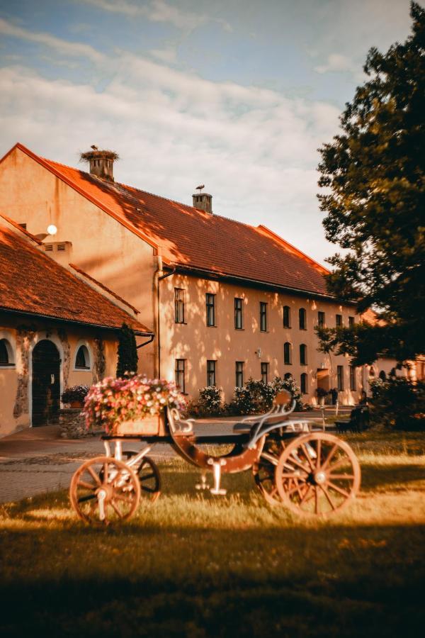 Slokenbekas Muiza Hotel Milzkalne Exterior foto